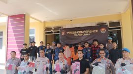 Polisi saat ungkap kasus penemuan bayi laki-laki di Sungai Ciberang. (FOTO DAILYHITS)