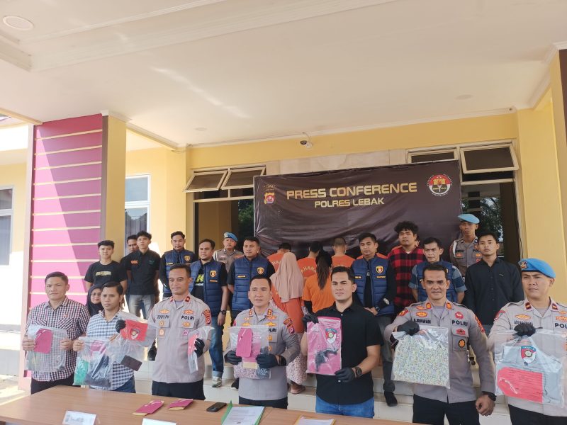 Polisi saat ungkap kasus penemuan bayi laki-laki di Sungai Ciberang. (FOTO DAILYHITS)