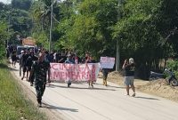 Warga saat menggelar aksi ke tambang pasir Cimarga. (Istimewa)