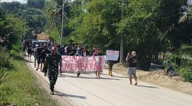 Warga saat menggelar aksi ke tambang pasir Cimarga. (Istimewa)