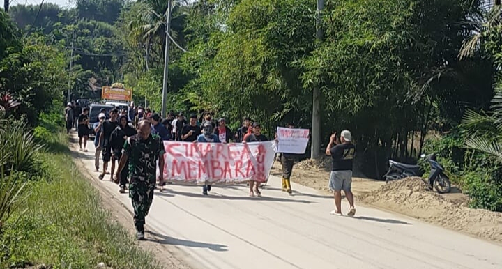 Warga saat menggelar aksi ke tambang pasir Cimarga. (Istimewa)
