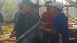 Sejumlah petani saat bersitegang dengan gerombolan pria bersenjata tajam. (FOTO Tangkap Layar video)
