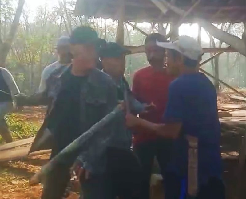 Sejumlah petani saat bersitegang dengan gerombolan pria bersenjata tajam. (FOTO Tangkap Layar video)
