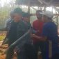 Sejumlah petani saat bersitegang dengan gerombolan pria bersenjata tajam. (FOTO Tangkap Layar video)