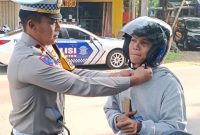 Kanit Gakkum Satlantas Polres Lebak, IPDA Aris Setyawan saat memberikan edukasi kepada pengendara roda dua. (Istimewa)
