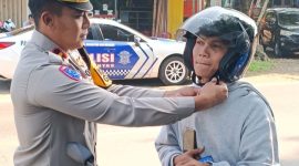 Kanit Gakkum Satlantas Polres Lebak, IPDA Aris Setyawan saat memberikan edukasi kepada pengendara roda dua. (Istimewa)