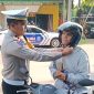 Kanit Gakkum Satlantas Polres Lebak, IPDA Aris Setyawan saat memberikan edukasi kepada pengendara roda dua. (Istimewa)