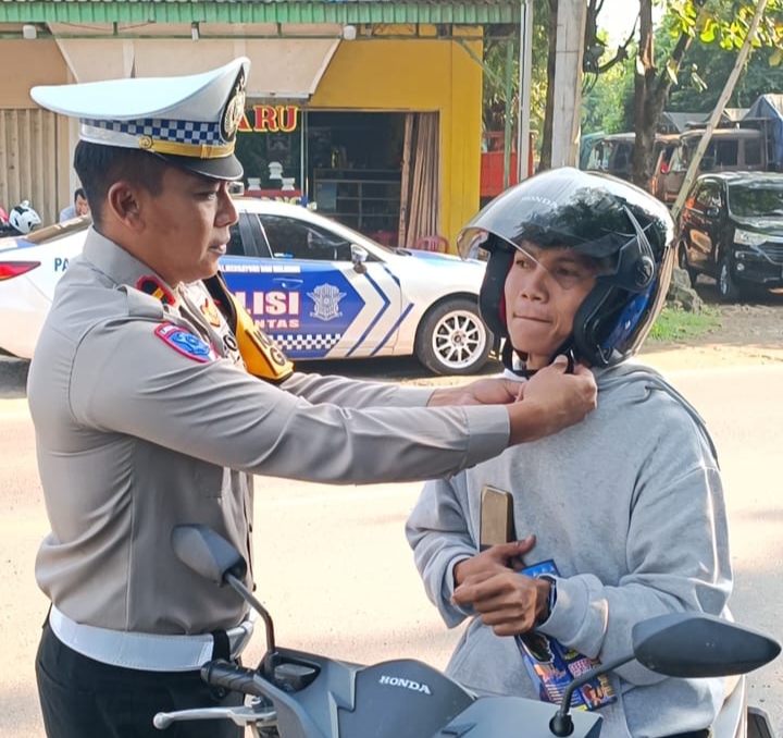 Kanit Gakkum Satlantas Polres Lebak, IPDA Aris Setyawan saat memberikan edukasi kepada pengendara roda dua. (Istimewa)