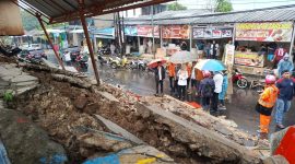 Pagar SDN 3 Pandeglang Ambrol usai Diguyur hujan. (Istimewa)