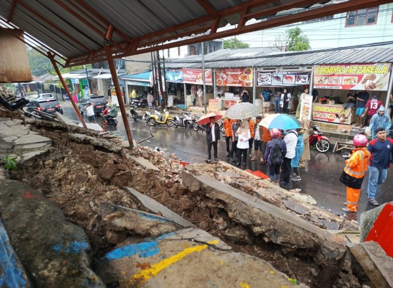 Pagar SDN 3 Pandeglang Ambrol usai Diguyur hujan. (Istimewa)