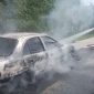 Kondisi mobil Hyundai Avega yang terbakar saat dilakukan pemadaman oleh Tim Damkar Kabupaten Lebak. (Istimewa)