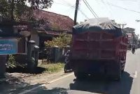 Truk pasir saat melintas di Jalan Raya Rangkasbitung - Jakarta tepatnya di Citeras, Kecamatan Rangkasbitung. (Istimewa)