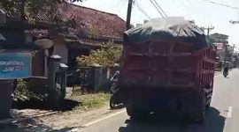 Truk pasir saat melintas di Jalan Raya Rangkasbitung - Jakarta tepatnya di Citeras, Kecamatan Rangkasbitung. (Istimewa)