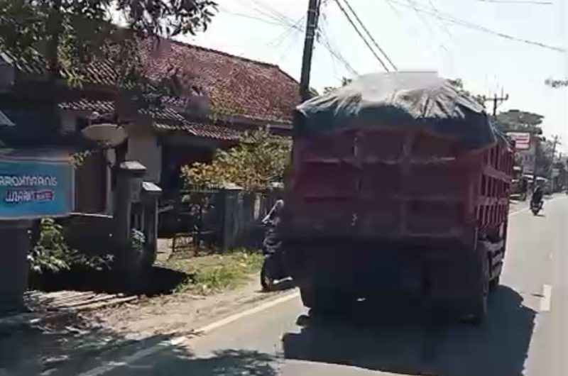 Truk pasir saat melintas di Jalan Raya Rangkasbitung - Jakarta tepatnya di Citeras, Kecamatan Rangkasbitung. (Istimewa)