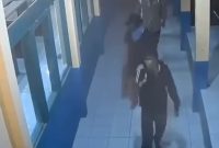 Foto Tangkap Layar video kamera pengawas. Komplotan pencuri saat beraksi di SMPN 1 Cimarga.
