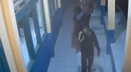 Foto Tangkap Layar video kamera pengawas. Komplotan pencuri saat beraksi di SMPN 1 Cimarga. 