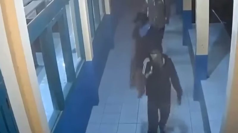Foto Tangkap Layar video kamera pengawas. Komplotan pencuri saat beraksi di SMPN 1 Cimarga. 