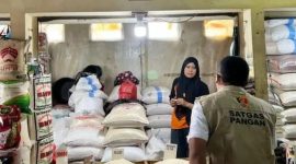 Satgas Pangan Polri saat Memeriksa Sejumlah Beras di Pasar. (Dokumentasi ChatNews)