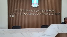 Ruang lobi Kantor dinas ketenaga kerjaan dan transmigrasi. Foto(Dirhat/dailyhits).