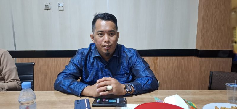Jubir DPRD kabupaten serang, Praksi Demokrat, Azwar Anas, saat memberikan keterangan kepada pers. foto : (Dirhat/Dailyhits).