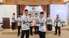 Dr. Iyan Fitriyana (kanan) resmi terpilih menjadi Ketua PGRI Kabupaten Lebak. (Istimewa)