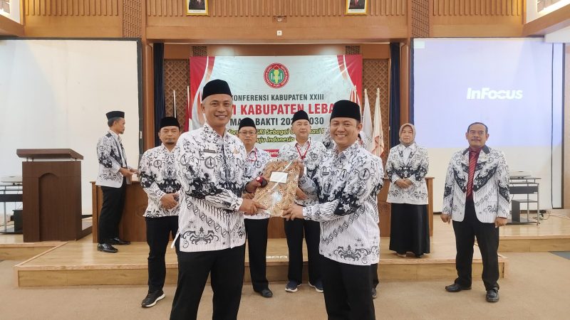 Dr. Iyan Fitriyana (kanan) resmi terpilih menjadi Ketua PGRI Kabupaten Lebak. (Istimewa)