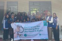 Mahasiswa KKM Universitas Bina Bangsa bersama anak-anak teka dan ibu hamil (KKM UNIBA/Dailyhits) Foto : mahasisw Uniba