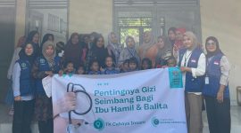 Mahasiswa KKM Universitas Bina Bangsa bersama anak-anak teka dan ibu hamil (KKM UNIBA/Dailyhits) Foto : mahasisw Uniba