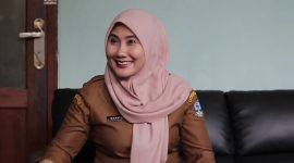 Kadis disdukcapil, warnerry poetri saat memberikan keterangan kepada pers  (Foto : istimewa/Dailyhits).