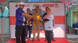Camat Kalanganyar, Bayu Hadiyana (tengah) saat foto bersama pembukaan lomba voli di Kecamatan Kalanganyar untuk memperingati HUT RI ke 80. (Istimewa)