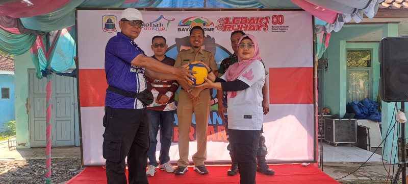 Camat Kalanganyar, Bayu Hadiyana (tengah) saat foto bersama pembukaan lomba voli di Kecamatan Kalanganyar untuk memperingati HUT RI ke 80. (Istimewa)