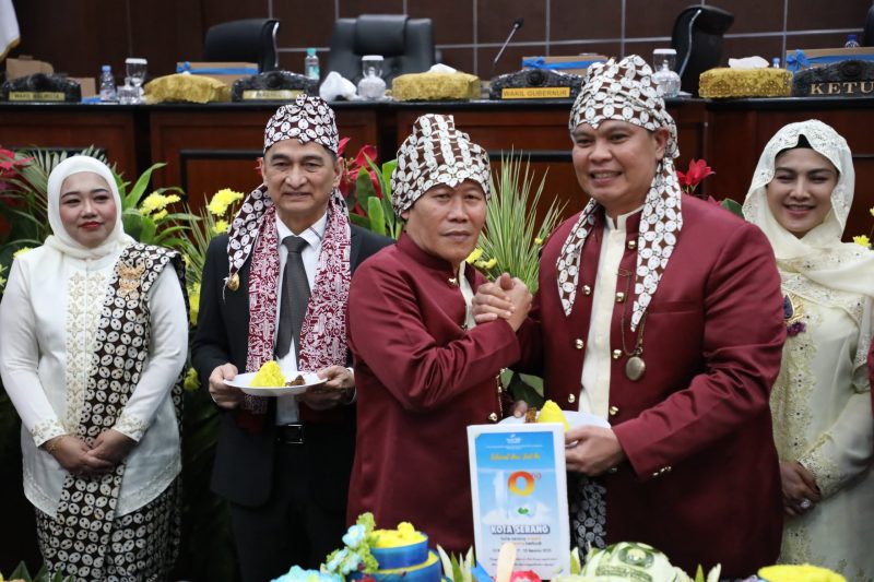 Ketua DPRD Kota Serang dan Walikota Serang saat berfoto bersama usai dalam acara HUT Kota Serang ke-18. (Dokumentasi)