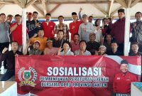 Anggota DPRD Banten, Ubaedillah saat foto bersama usai sosialisasi Raperda di Rumah Makan Liwet Ibe, Kecamatan Cihara, Kabupaten Lebak. (Istimewa)