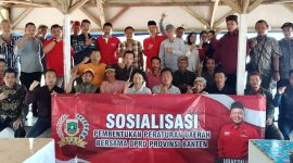 Anggota DPRD Banten, Ubaedillah saat foto bersama usai sosialisasi Raperda di Rumah Makan Liwet Ibe, Kecamatan Cihara, Kabupaten Lebak. (Istimewa)
