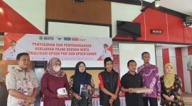 Anggota Komisi 3 DPRD Banten, Ubaedillah (pojok kiri) saat foto bersama dengan warga usai acara penyuluhan dan penyebarluasan kebijakan pajak daerah. (Istimewa)