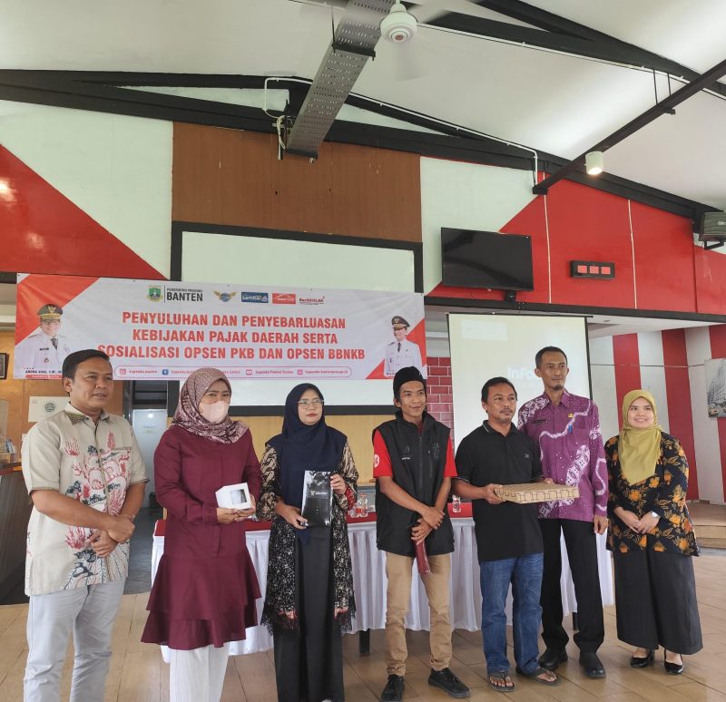 Anggota Komisi 3 DPRD Banten, Ubaedillah (pojok kiri) saat foto bersama dengan warga usai acara penyuluhan dan penyebarluasan kebijakan pajak daerah. (Istimewa)