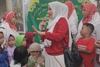 Ratu Ageng Rekawati saat menyantuni 730 anak yatim dan kaum dhuafa. (Istimewa)
