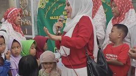 Ratu Ageng Rekawati saat menyantuni 730 anak yatim dan kaum dhuafa. (Istimewa)
