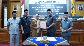 Rapat paripirna Bupati Serang Ratu zakiyah bersama DPRD Kabupaten serang, selasa (19/8/2025) dokpim (Istimewa/Dailyhits).