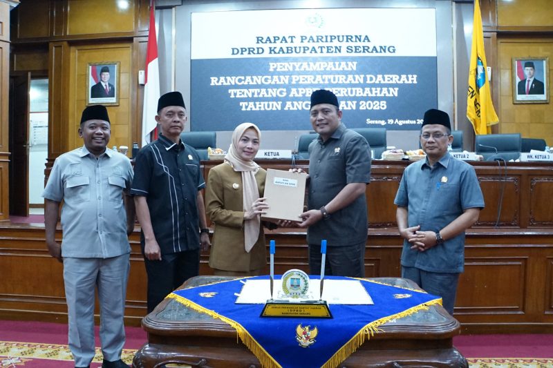 Rapat paripirna Bupati Serang Ratu zakiyah bersama DPRD Kabupaten serang, selasa (19/8/2025) dokpim (Istimewa/Dailyhits).