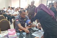Kepala Kejaksaan Negeri Lebak, Devi Freddy Muskita saat mengikuti donor darah. (Istimewa)
