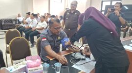 Kepala Kejaksaan Negeri Lebak, Devi Freddy Muskita saat mengikuti donor darah. (Istimewa)