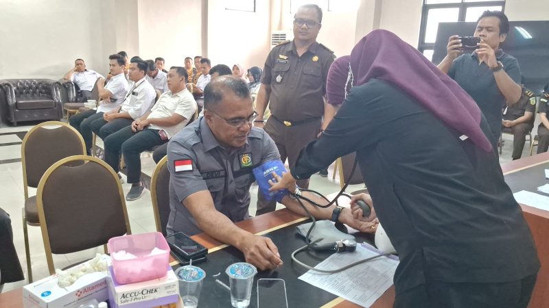 Kepala Kejaksaan Negeri Lebak, Devi Freddy Muskita saat mengikuti donor darah. (Istimewa)