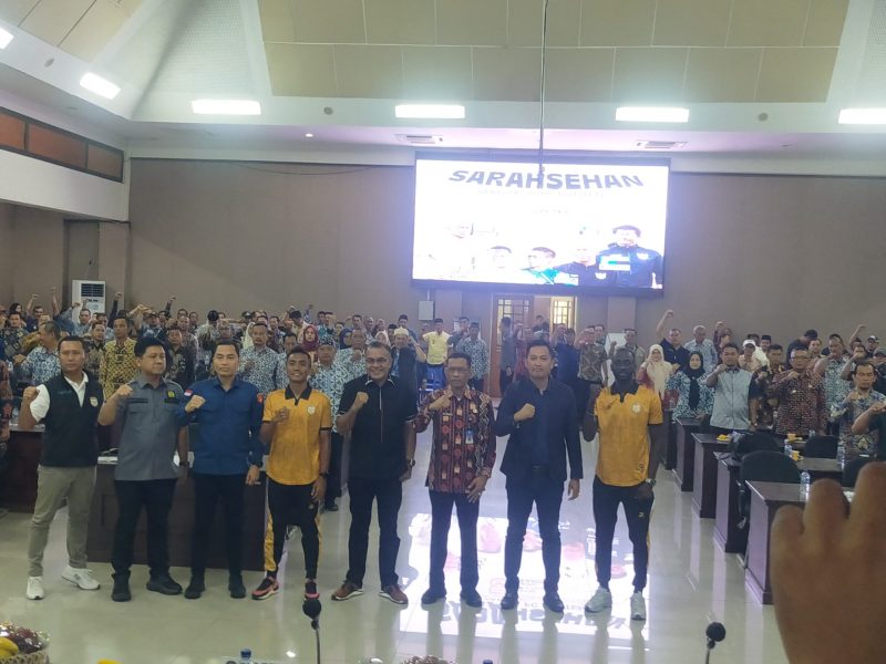 Jajaran Adhyaksa Banten FC saat foto bersama dengan Kepala Kejari Lebak, Devi Freddy Muskita, Sekda Lebak, Budi Santoso dan Para camat dan kepala desa di Lebak. (Istimewa)