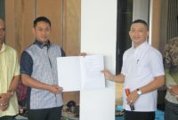 Ketua APDESI Lebak, Ajat Sudrajat saat menerima surat-surat hibah tanah dan bangunan sekretariat APDESI Lebak dari pengusaha muda Lebak, Moch. Nabil Jayabaya (kanan). (Istimewa)