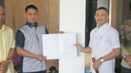 Ketua APDESI Lebak, Ajat Sudrajat saat menerima surat-surat hibah tanah dan bangunan sekretariat APDESI Lebak dari pengusaha muda Lebak, Moch. Nabil Jayabaya (kanan). (Istimewa)