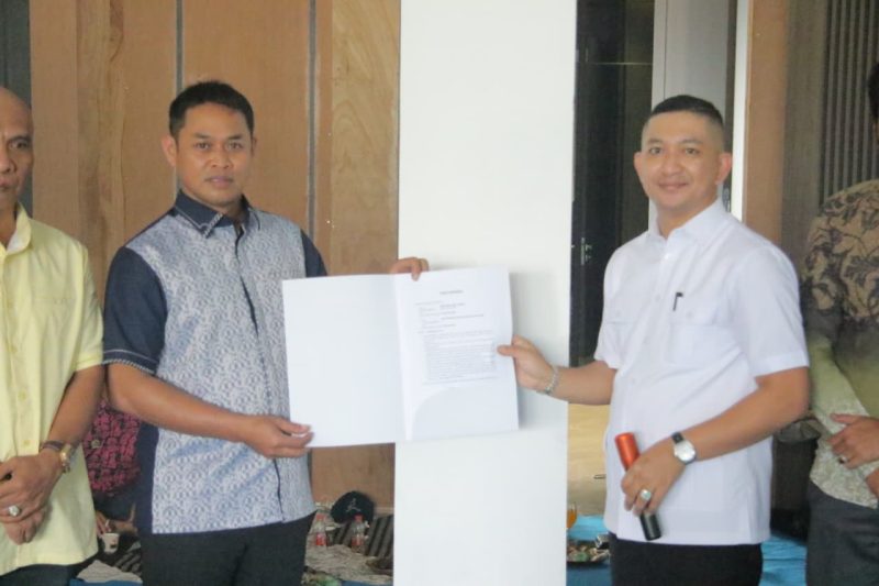 Ketua APDESI Lebak, Ajat Sudrajat saat menerima surat-surat hibah tanah dan bangunan sekretariat APDESI Lebak dari pengusaha muda Lebak, Moch. Nabil Jayabaya (kanan). (Istimewa)