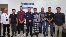 Menentri lingkungan hidup kunjungi wartawan korban kekerasan di PT GRS, dikantor Tribunbanten, jumat (22/8) Foto : (Istimewa/Dailyhits).