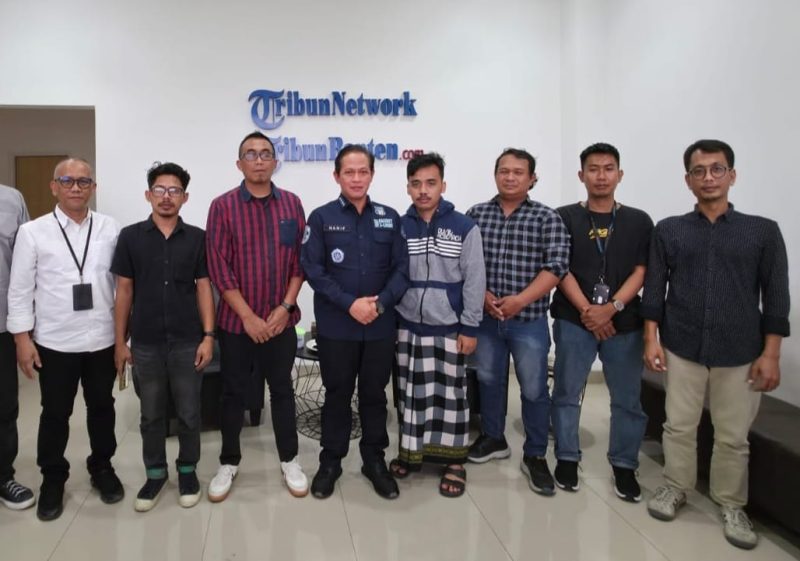 Menentri lingkungan hidup kunjungi wartawan korban kekerasan di PT GRS, dikantor Tribunbanten, jumat (22/8) Foto : (Istimewa/Dailyhits).