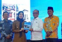 peluncurkan Buku Rencana Tenaga Kerja (RTK) Makro Di Kabupaten Serang Tahun 2024–2029. Selasa (26/8) foto (istimewa/Dailyhits).

